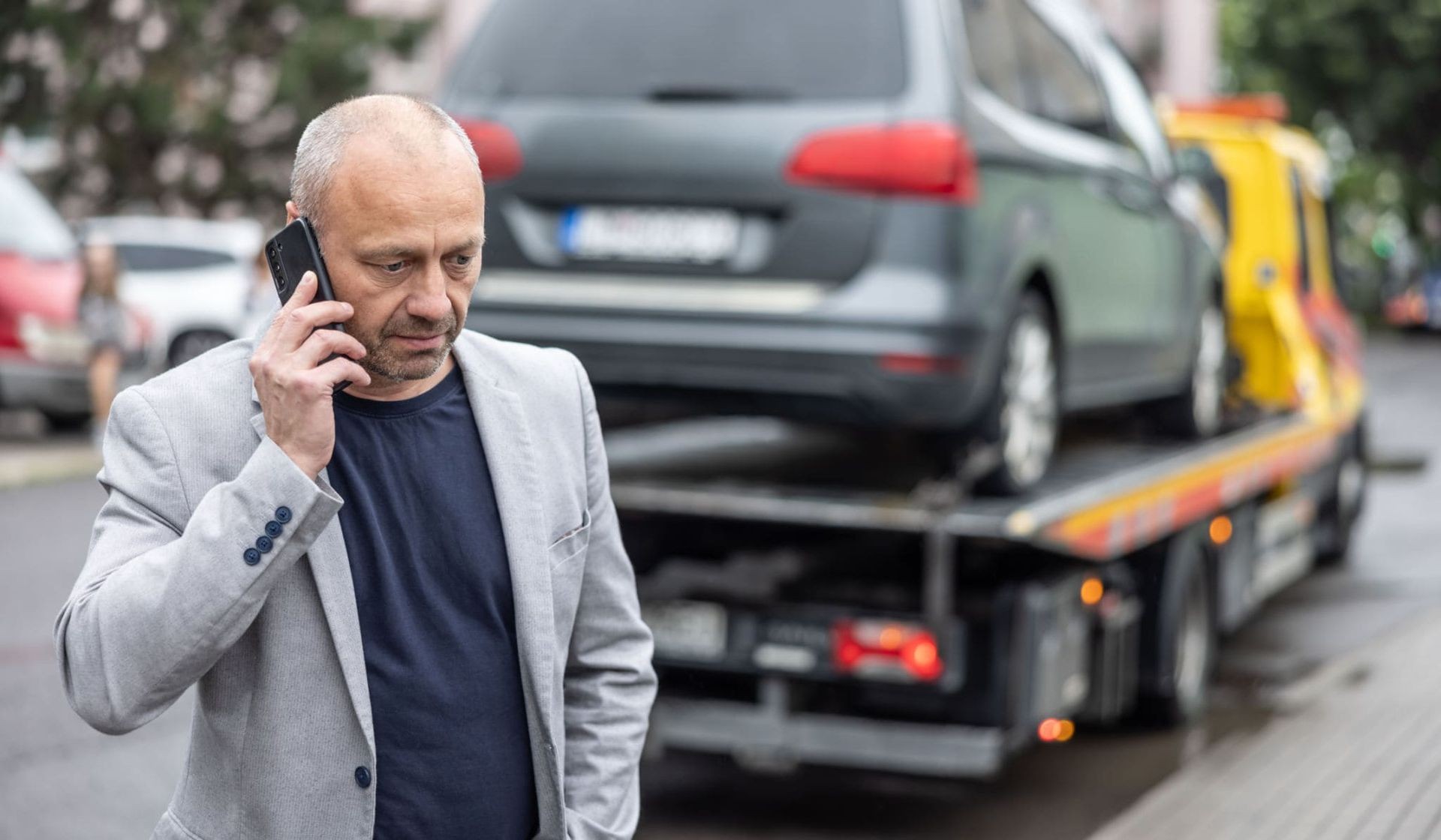 A tow truck quickly picking up a vehicle, a stopwatch next to car keys, or a digital tablet showing an instant quote.